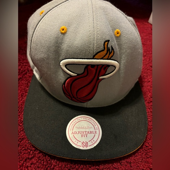 MITCHELL & NESS NBA MIAMI HEAT NWT SNAPBACK CAP HAT BASKETBALL MENS - Picture 1 of 4